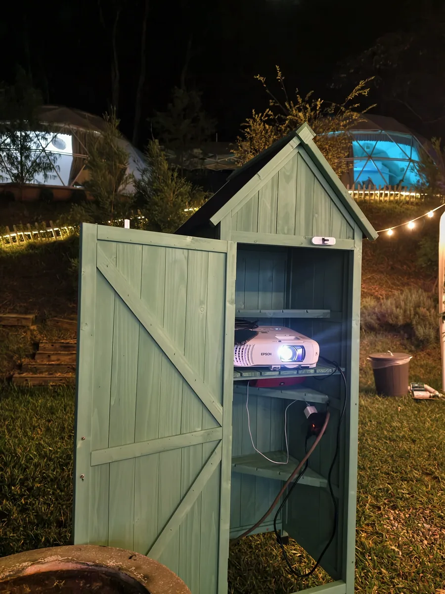 熱氣球房專屬草地夜間開啟的戶外投影設備箱與正在運作的 Epson 投影機