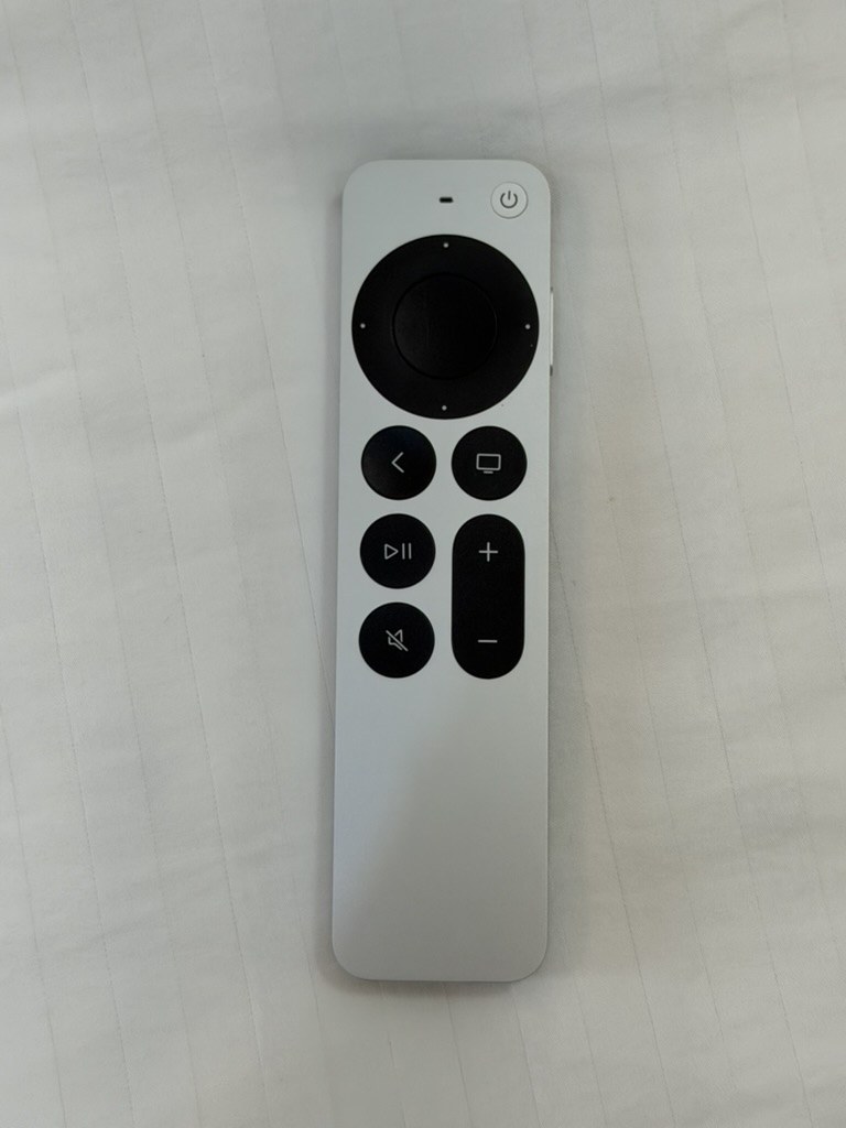 Apple TV Siri 遙控器，銀色機身黑色觸控板