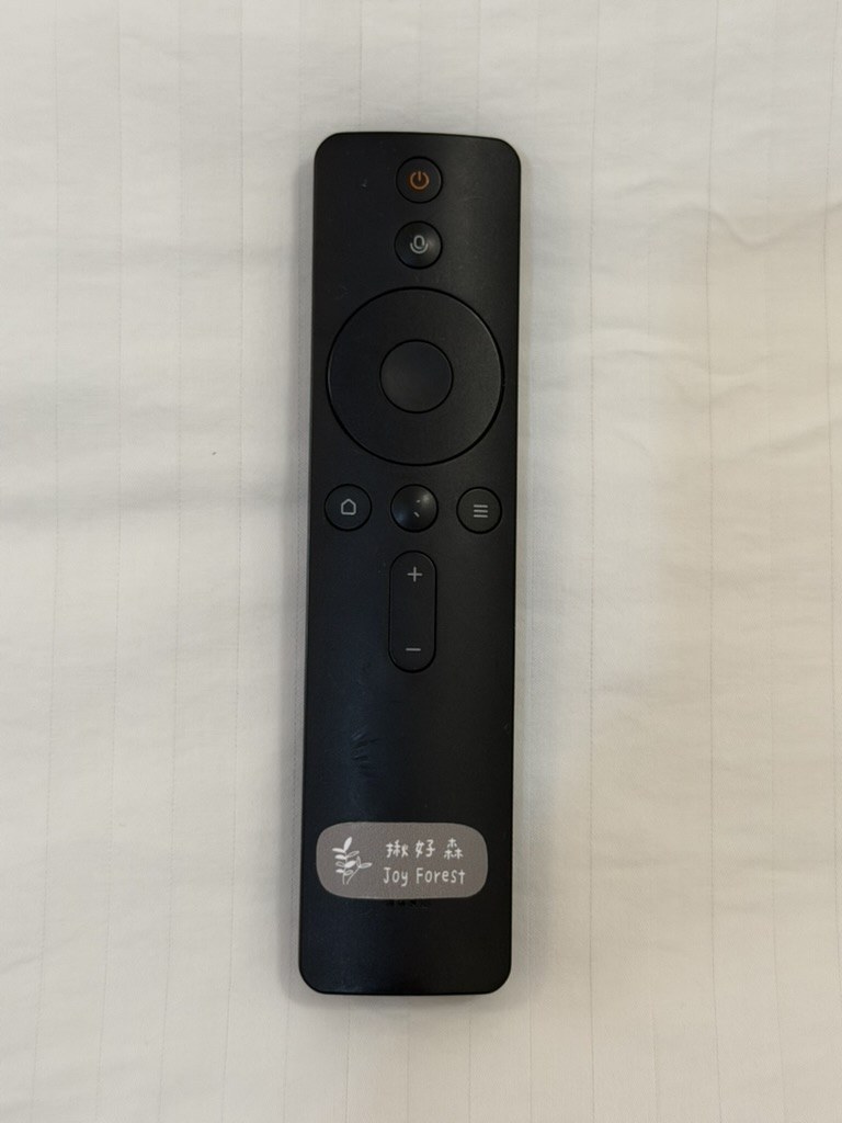 揪好森熱氣球房電視遙控器，頂端有橘色電源鍵