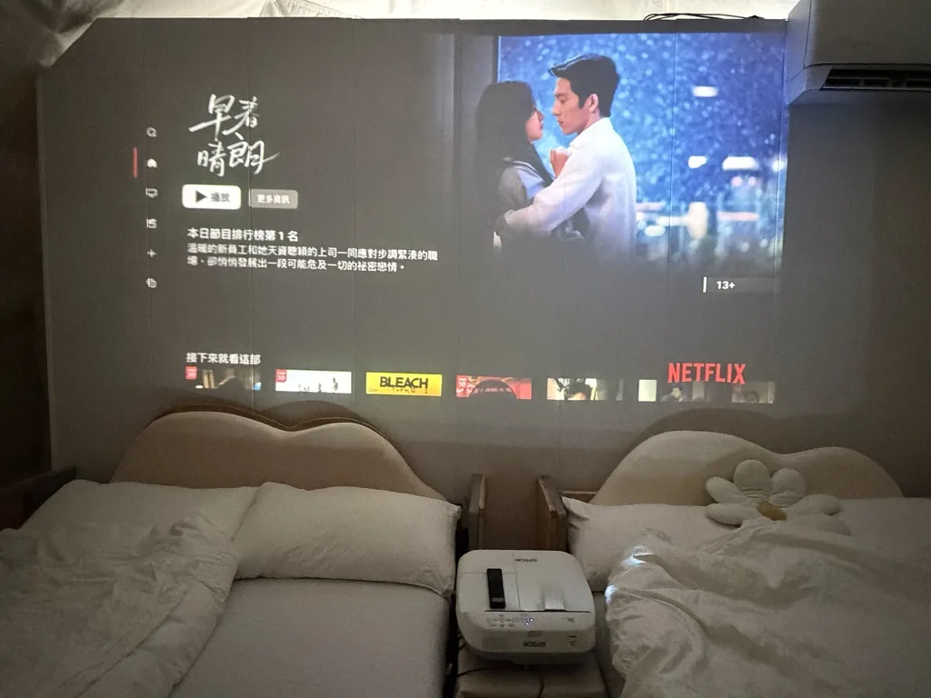 雲朵房 Epson 投影機在牆面播放 Apple TV 大畫面