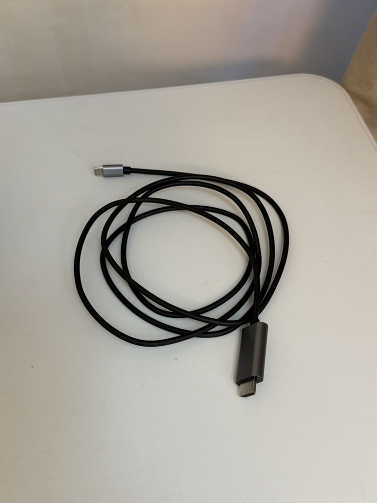 Type-C 轉 HDMI 傳輸線，一端接手機一端接投影機