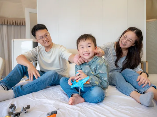 揪好森圓頂帳篷內 全家福床上互動