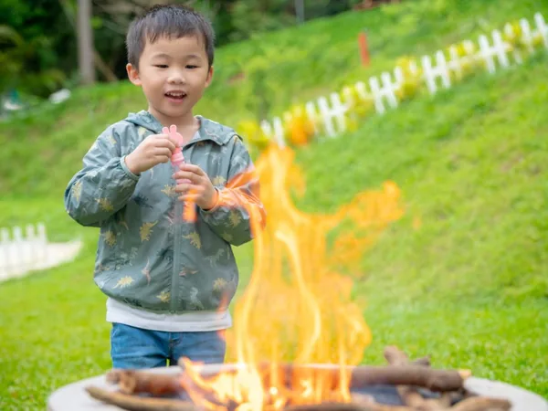 揪好森營火旁 男童玩泡泡 親子寫真