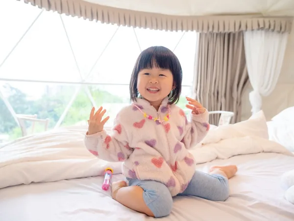 桃園揪好森親子攝影 圓頂帳篷內小女孩開心寫真 小巴老師
