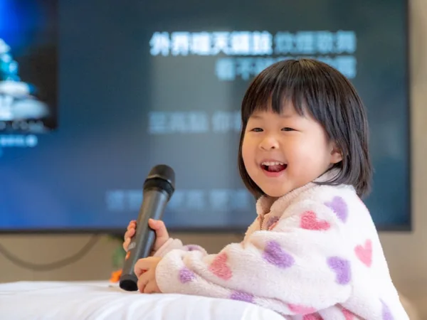 揪好森親子聚會 小朋友開心唱卡拉OK