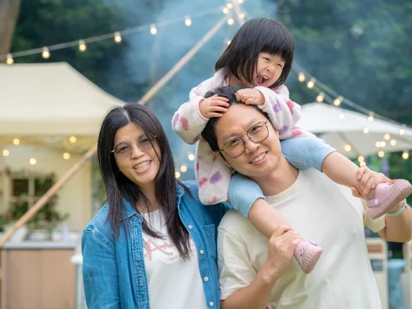 揪好森全家福 父母肩扛孩子 森林串燈