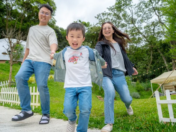 揪好森草地 一家三口奔跑 親子動態寫真