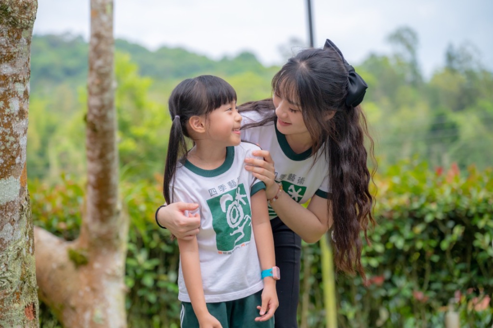 森林系畢業照草地上的孩子自然互動畫面