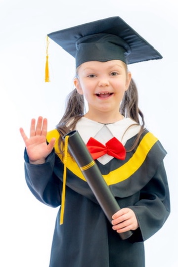 白背景學士服畢業照 小巴老師正式畢業個人照