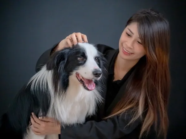 桃園寵物攝影棚拍 主人與邊境牧羊犬單色背景寫真 小巴老師 揪好森