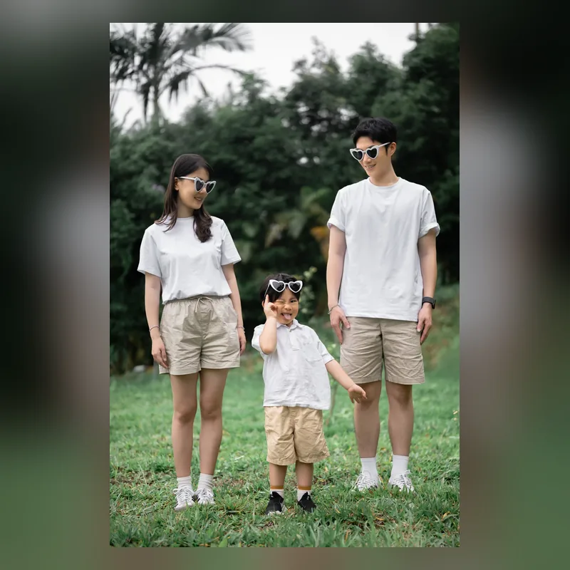 爸爸媽媽與孩子完整入鏡的森林親子全家福正方形縮圖