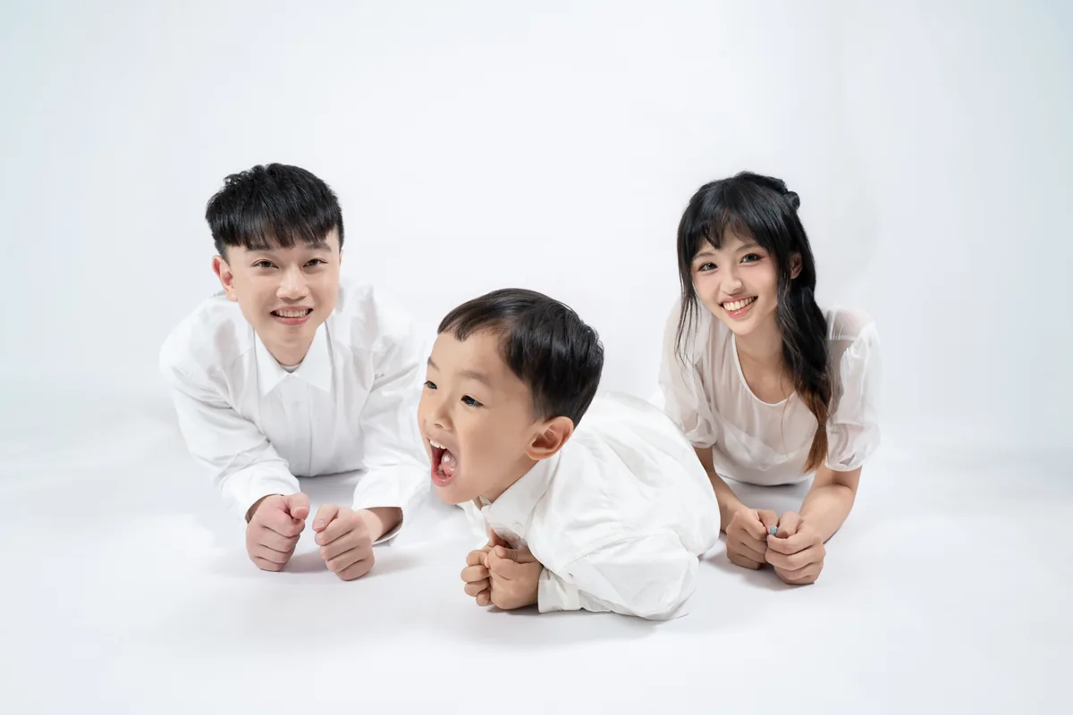 純白棚內背景中的親子全家福自然互動畫面