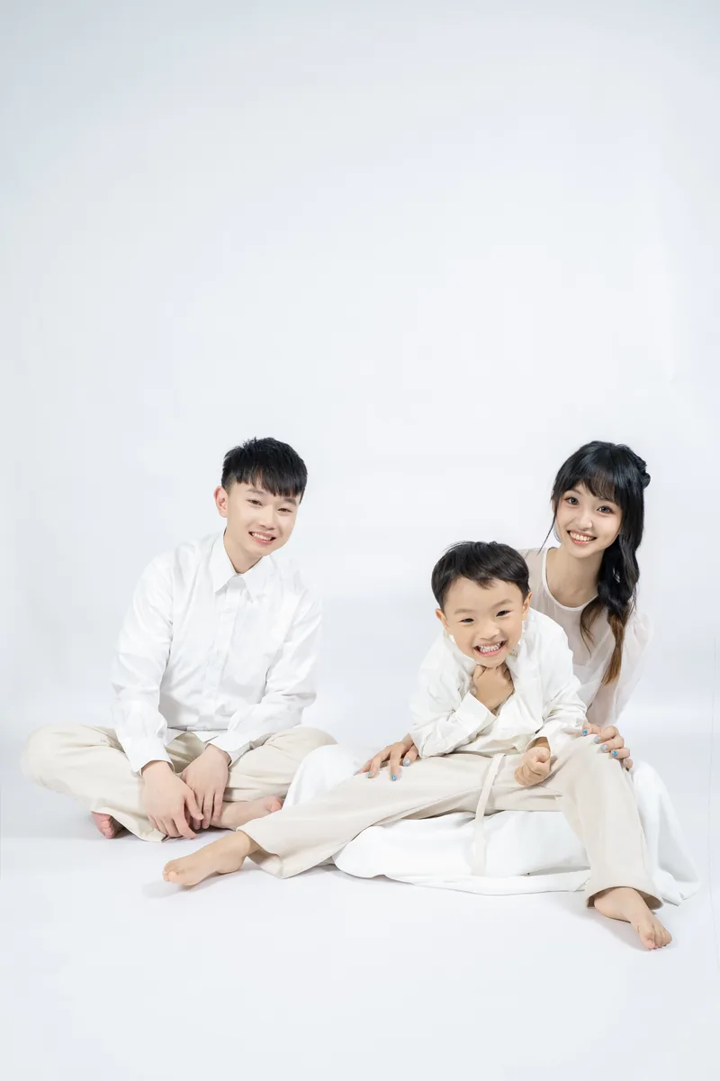 純白棚內背景中的親子全家福自然互動畫面