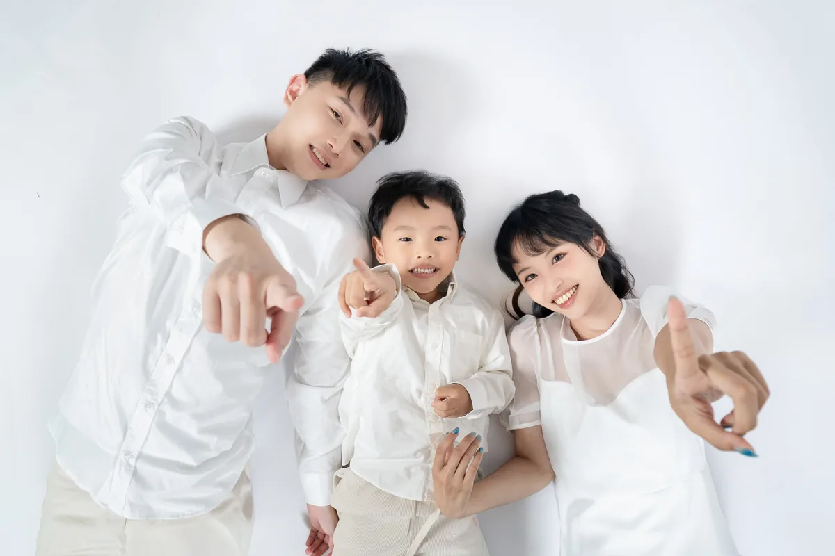 純白棚內背景中的親子全家福自然互動畫面