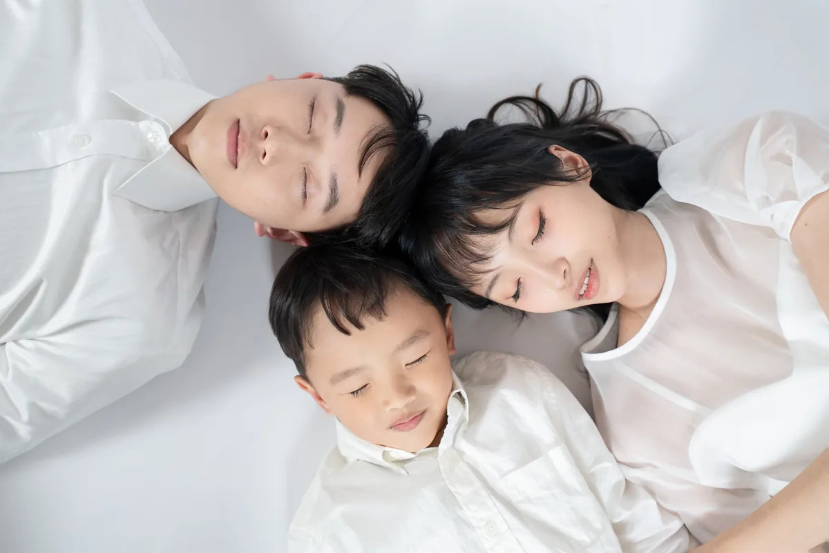 純白棚內背景中的親子全家福自然互動畫面