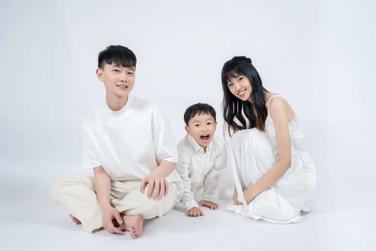 純白棚內背景中的親子全家福自然互動畫面