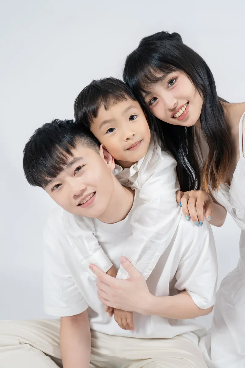 純白棚內背景中的親子全家福自然互動畫面