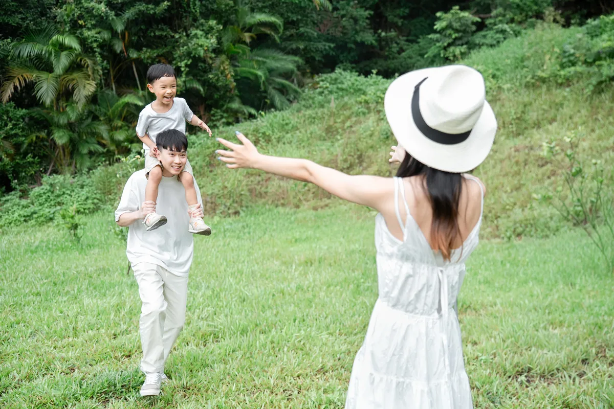 純白棚內背景中的親子全家福自然互動畫面
