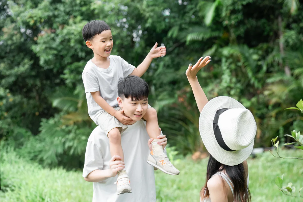 純白棚內背景中的親子全家福自然互動畫面
