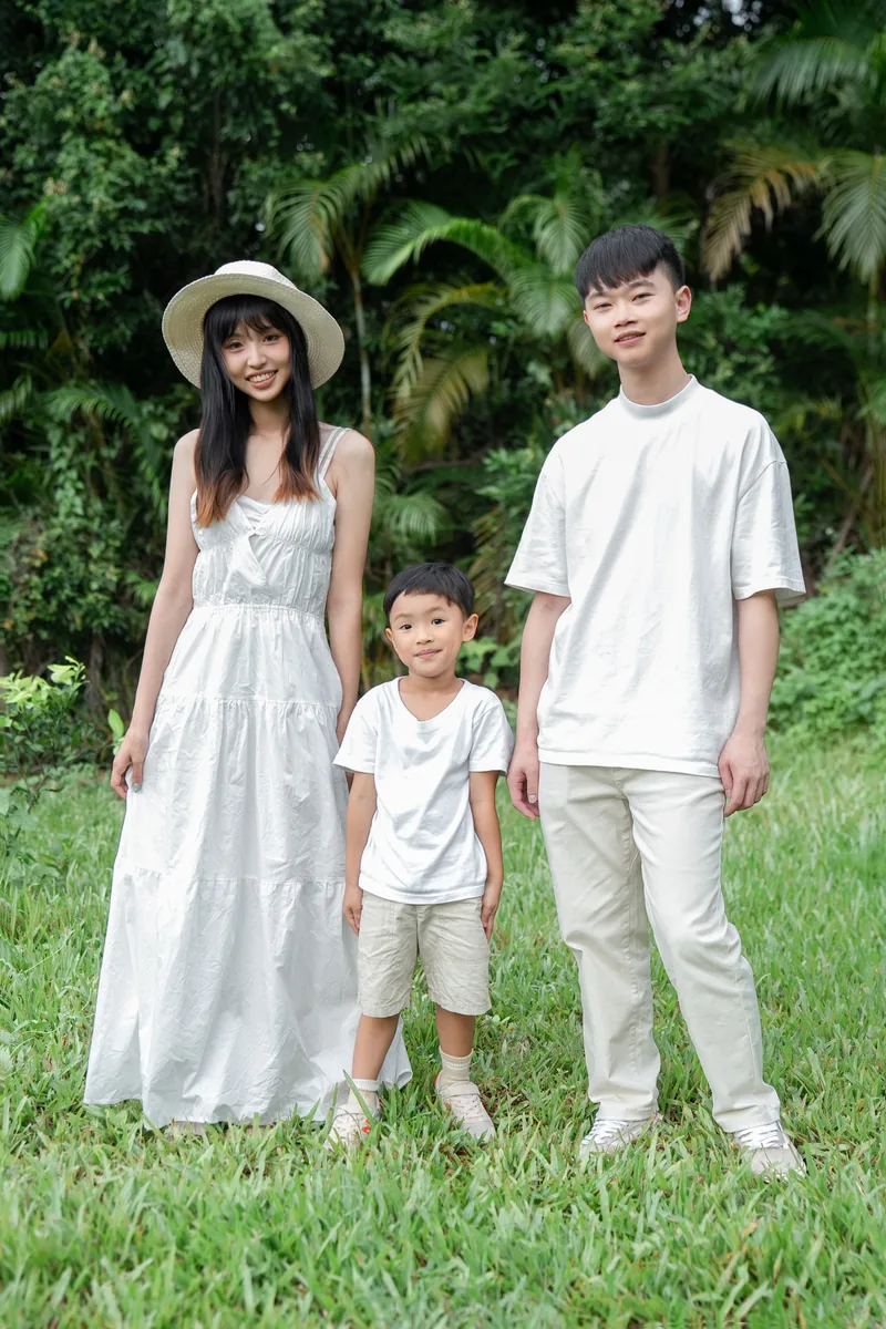 純白棚內背景中的親子全家福自然互動畫面