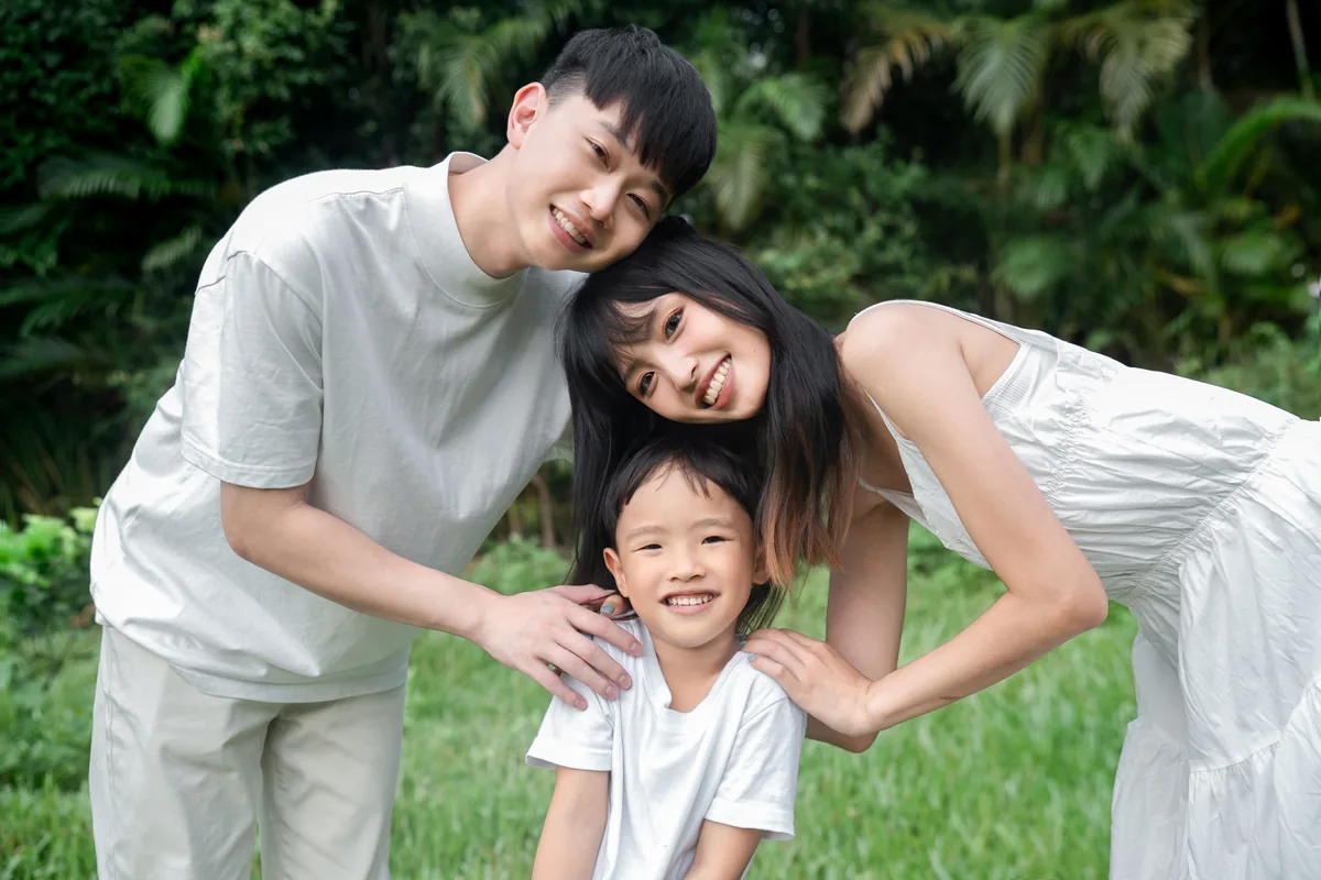 純白棚內背景中的親子全家福自然互動畫面