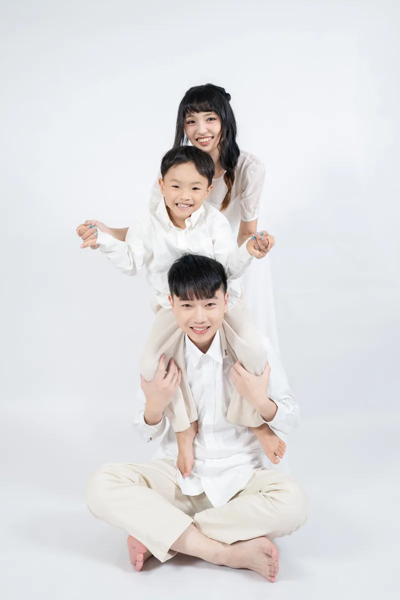 純白棚內背景中的親子全家福自然互動畫面
