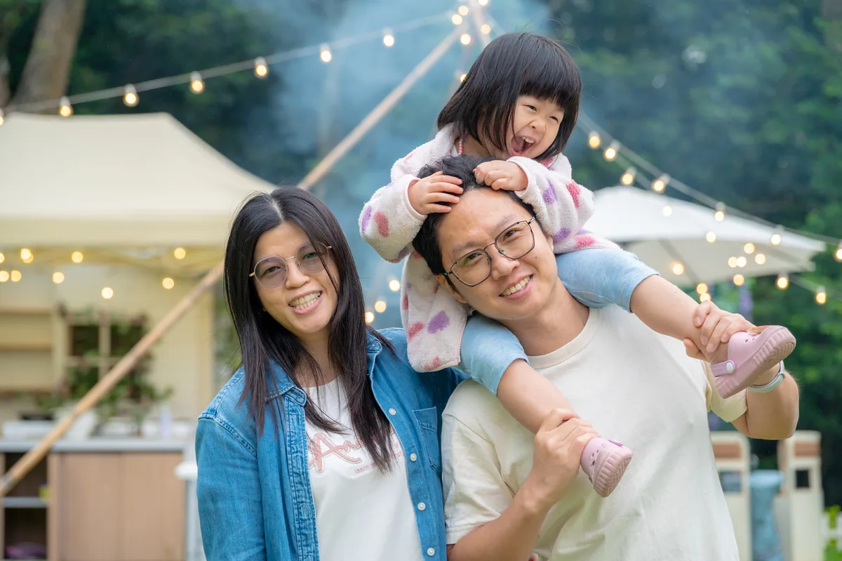 一家三口在揪好森戶外廚房旁留下合照