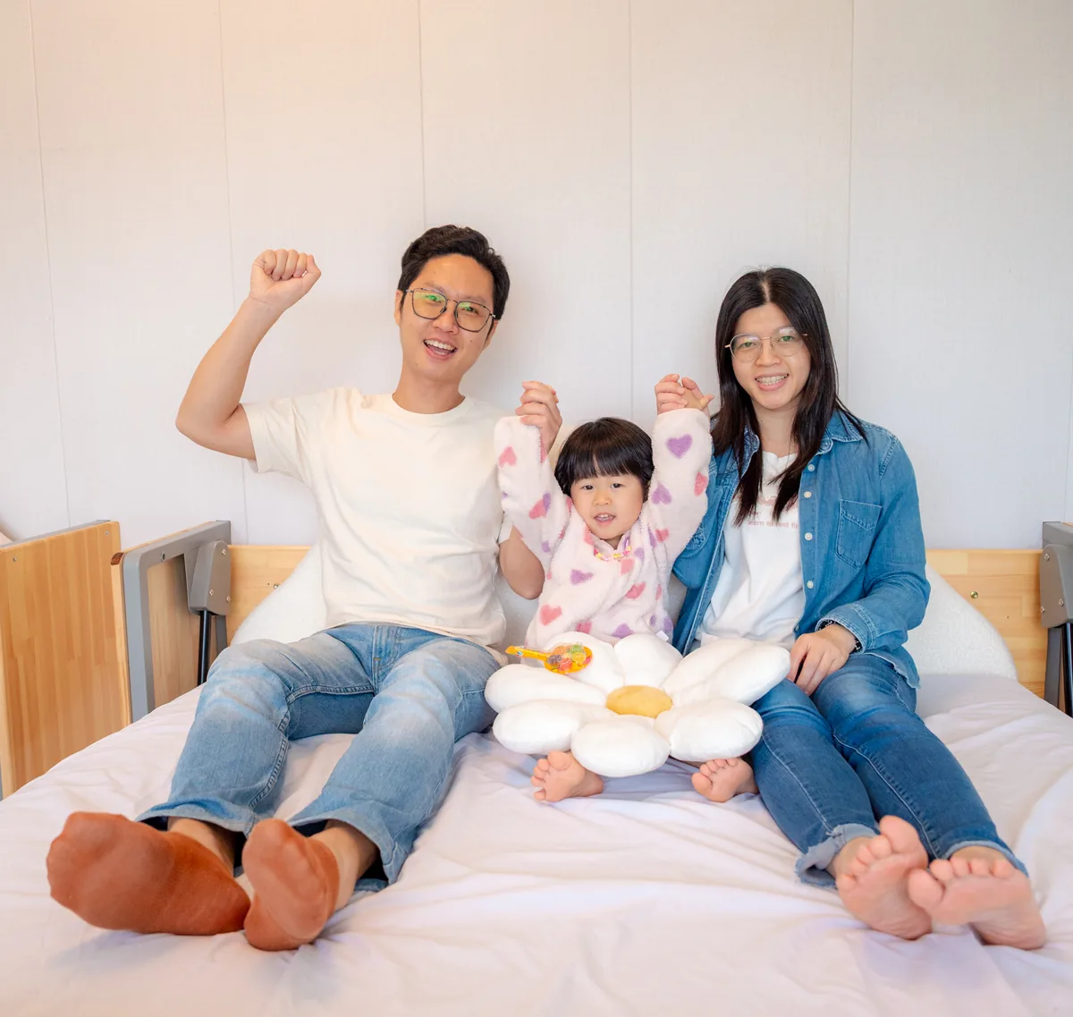 一家三口在圓頂帳篷內留下週末合照