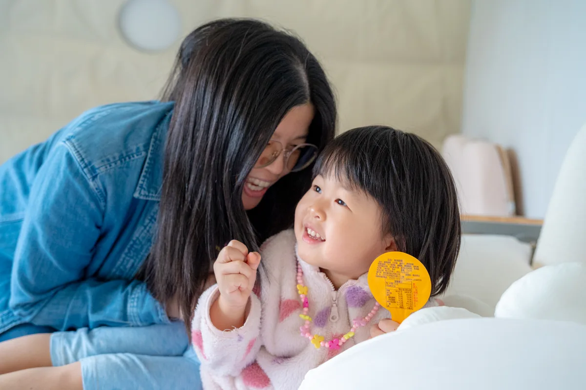 媽媽與女兒靠在一起露出溫暖笑容