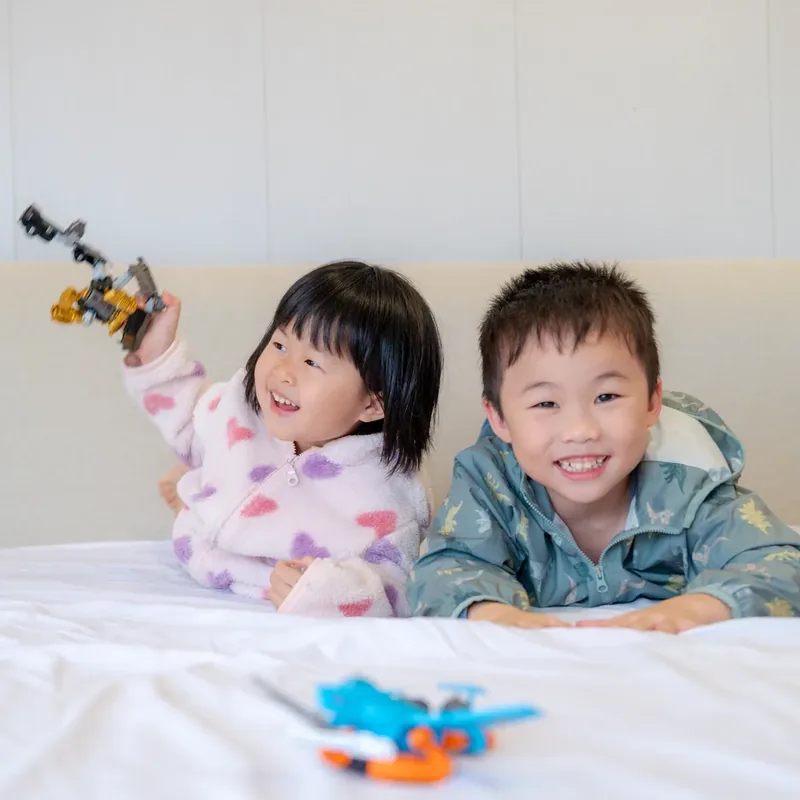 兩個家庭的孩子在帳篷床上完整入鏡的正方形縮圖