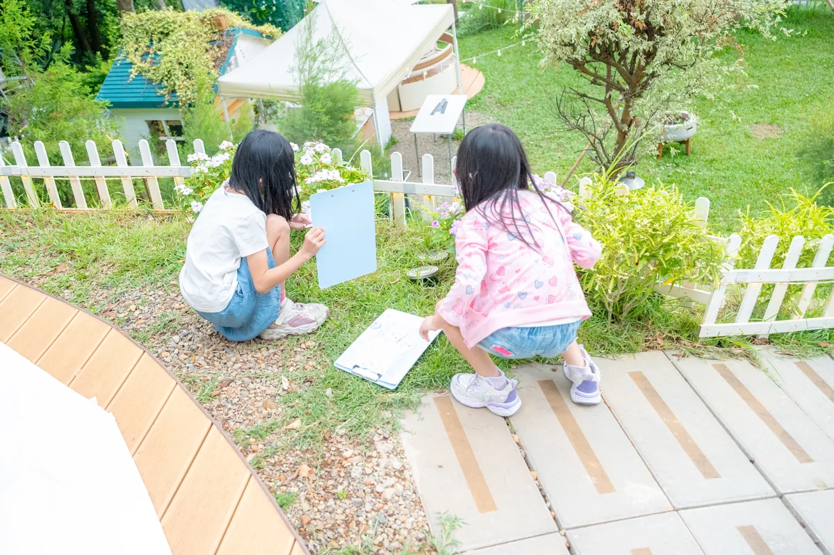 孩子拿著任務單在揪好森步道尋找英文線索