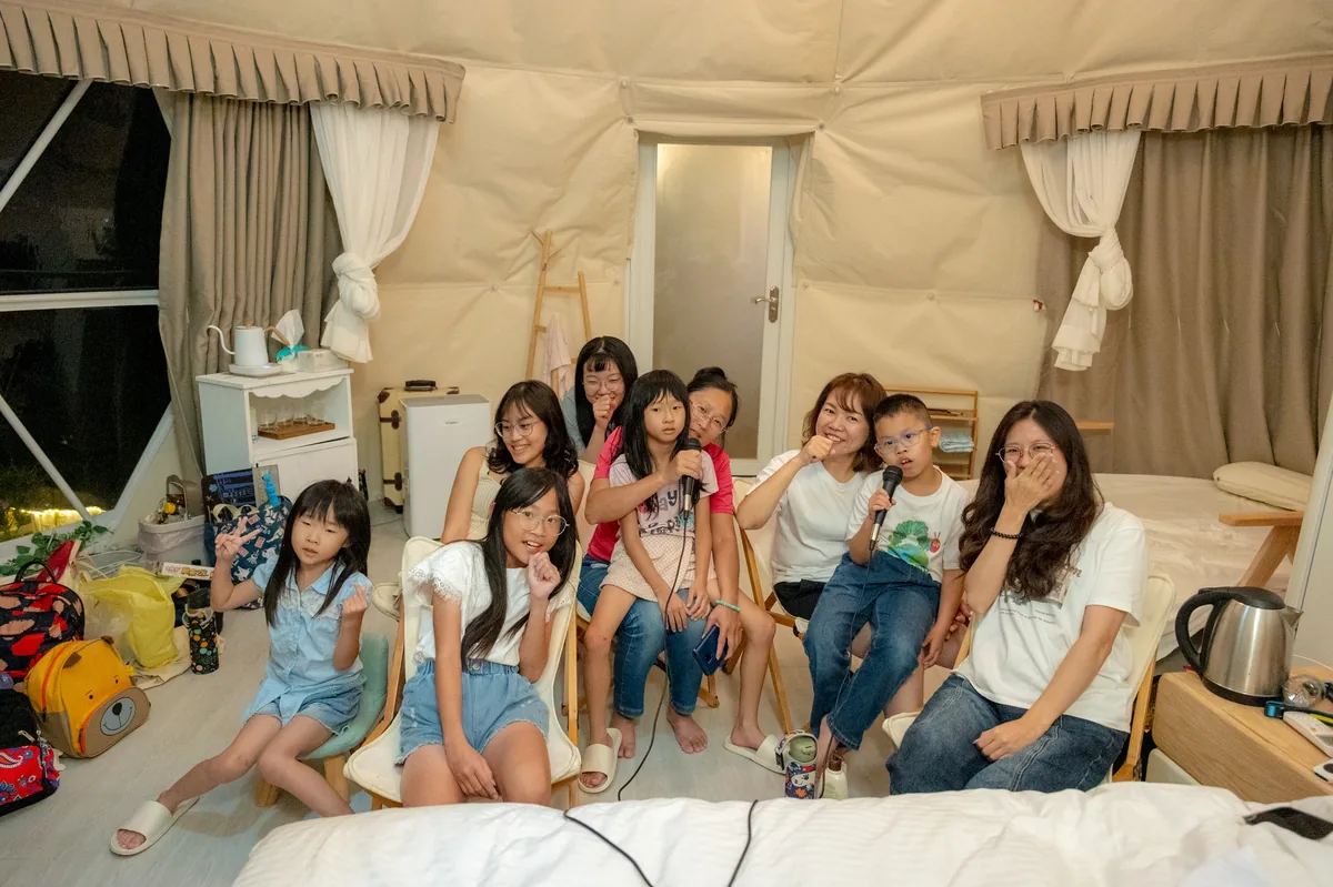 昕閱森林英語員工與家人在雲朵房內開心合照